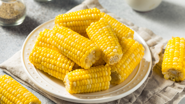 Short ears of corn on the cob