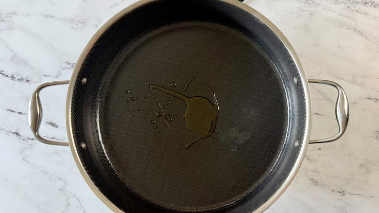 Drizzle of oil in large skillet