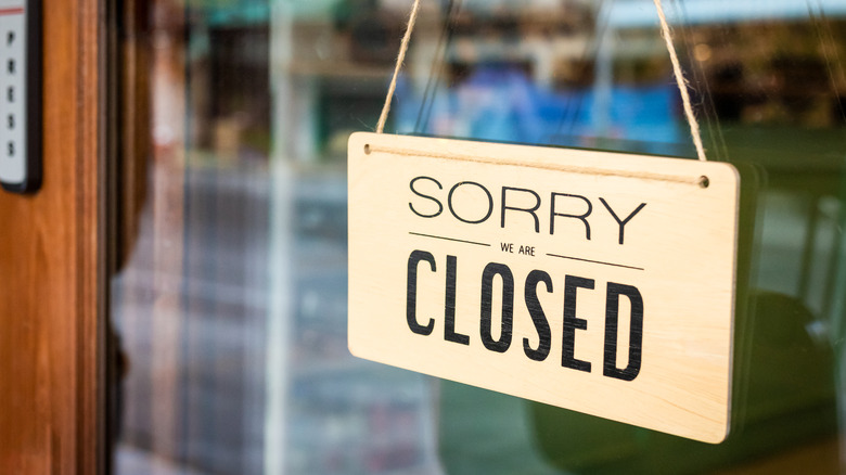 closed sign on restaurant door