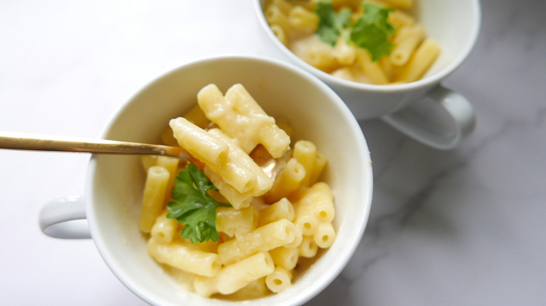 mac and cheese in mug