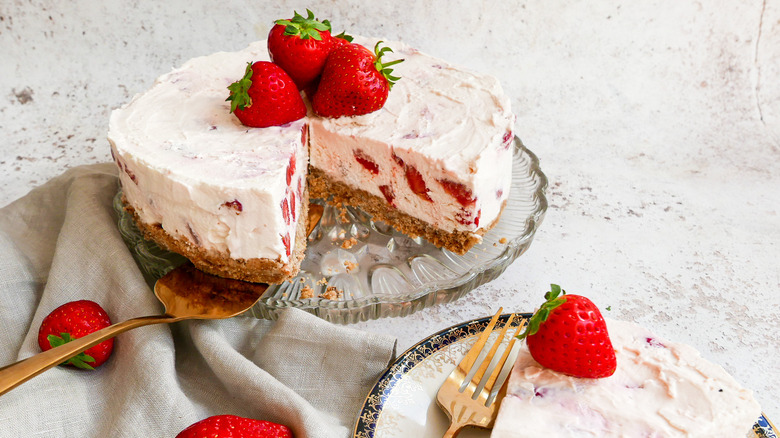 plated no-bake strawberry cheesecake 