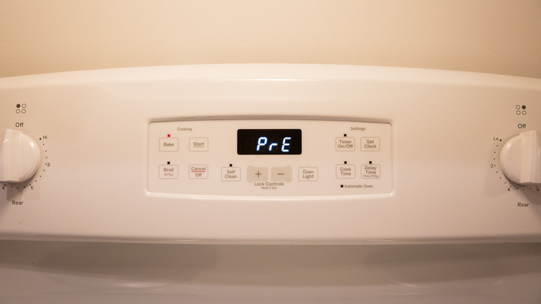 oven display showing preheat symbol