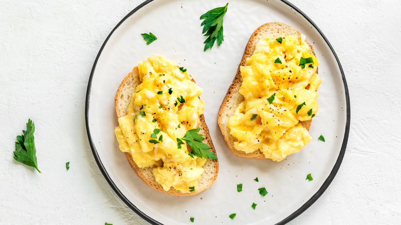 scrambled eggs on toast