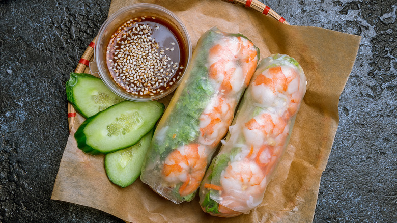 Spring rolls with dipping sauce