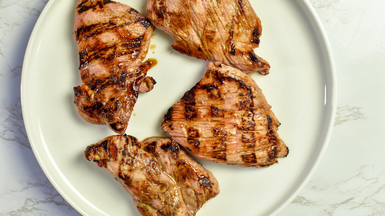   cerdo a la parrilla en un plato