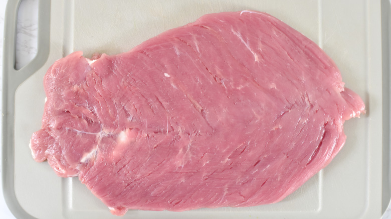   carne di maiale affettata e appiattita