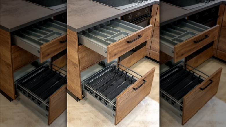 Cabinet with vertical dividers