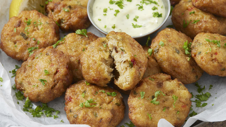 crab cakes with tartar sauce