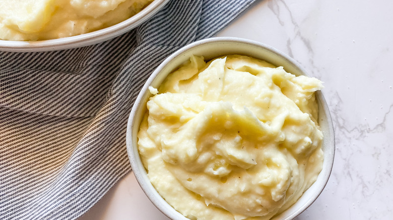 mashed potatoes in bowl