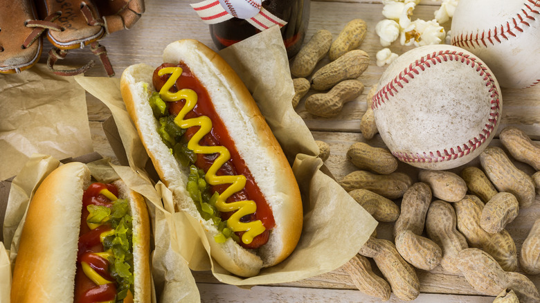  Hot dogi ze smakiem, orzeszki ziemne, piłki baseballowe