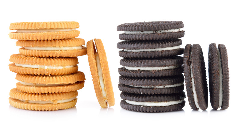 Stacks of vanilla and chocolate Oreos