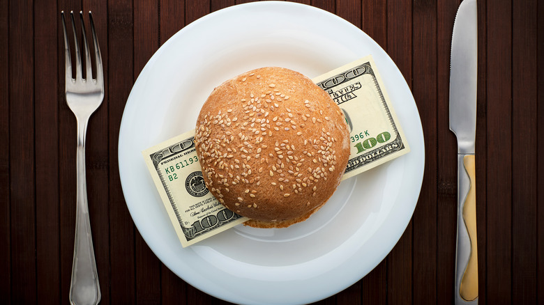 Hamburger on a plate with a bill