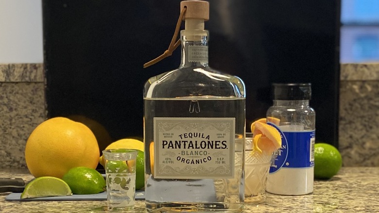 Pantalones tequila displayed with fruit