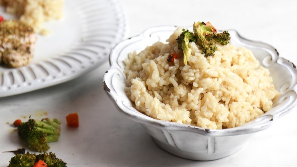 5-ingrediens Vegansk risotto i hvid skål med broccoli