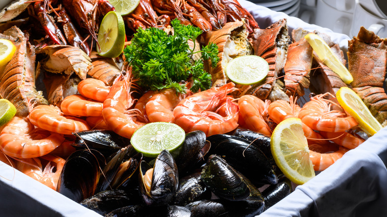 Tray of shellfish with lemon slices and garnish