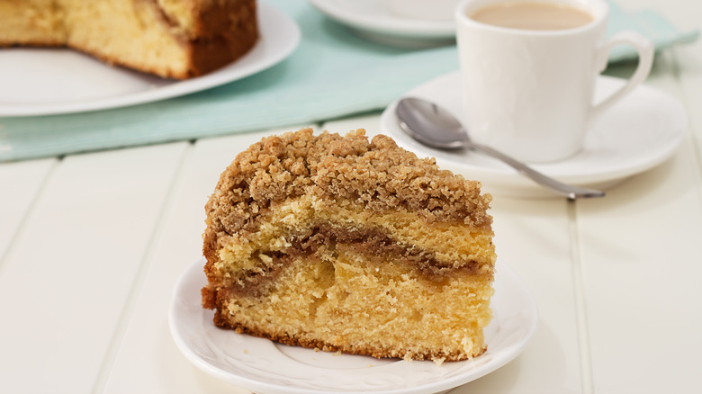 Coffee cake with cinnamon layer on a plate