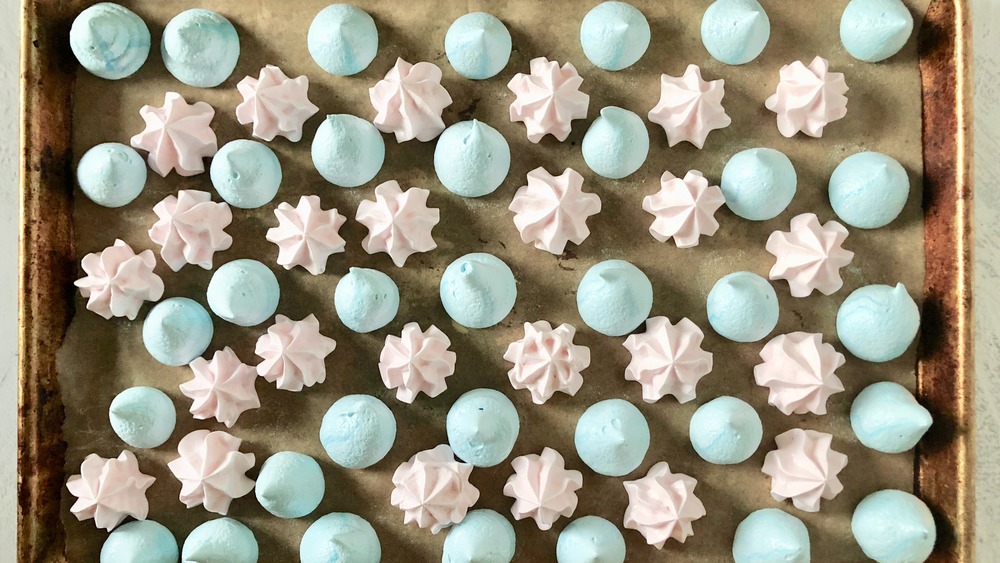 meringue portions in pastel colors