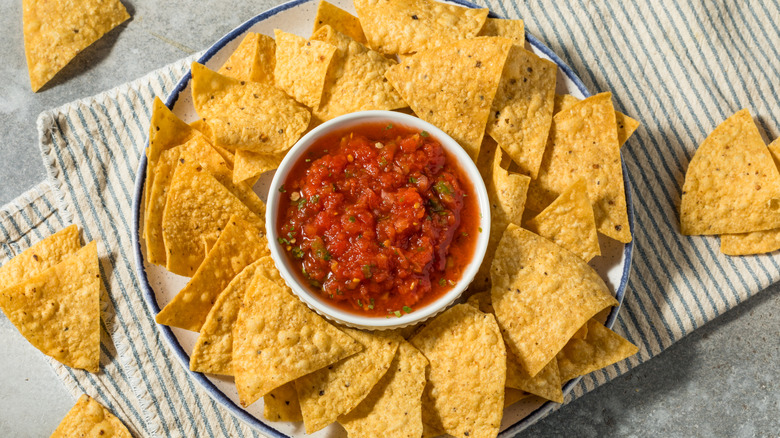 plate of chips and salsa