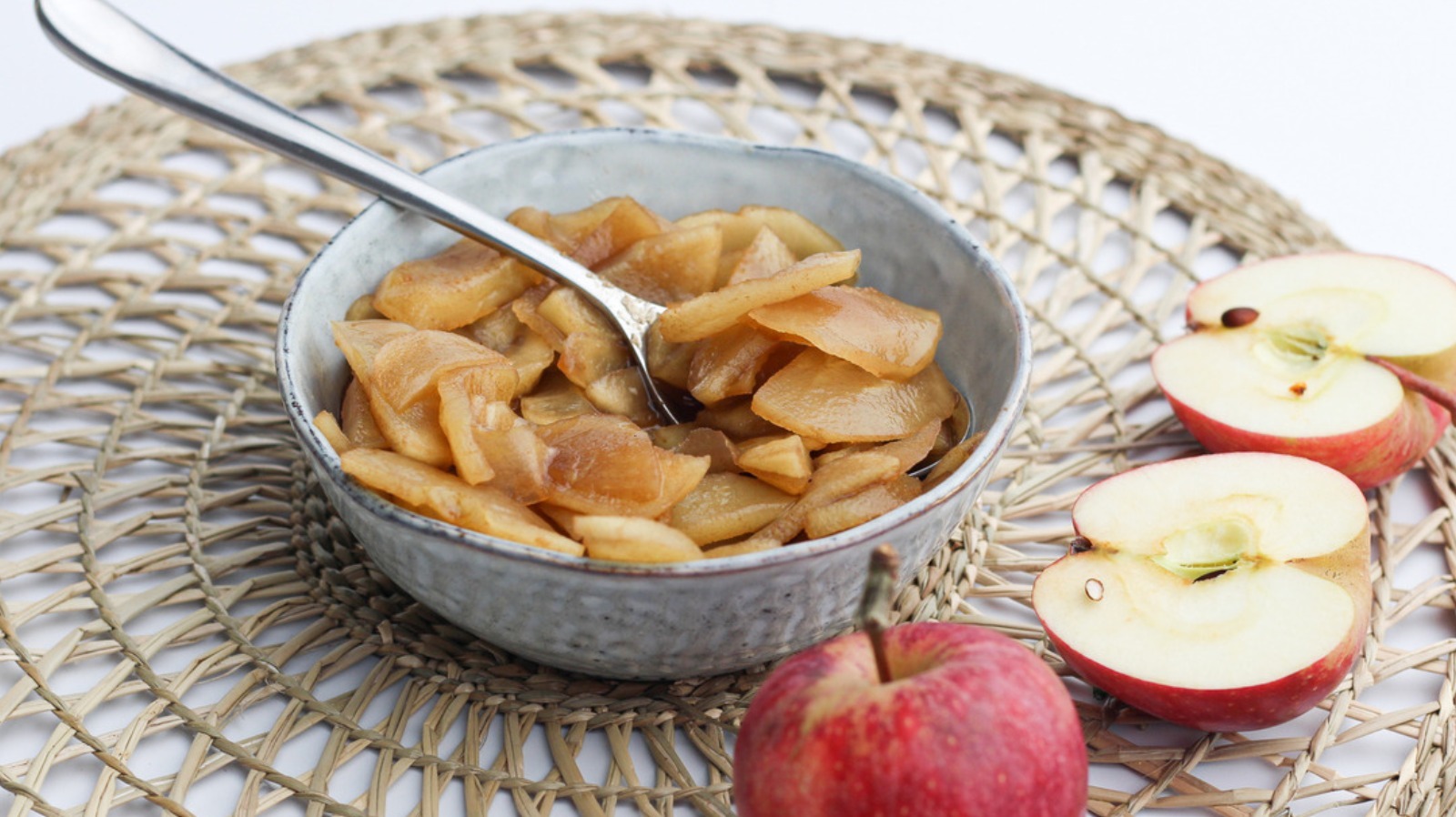 https://www.mashed.com/img/gallery/microwave-baked-apples-recipe/l-intro-1634239283.jpg
