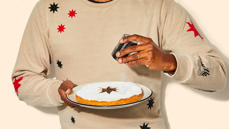 Beige star sweater and cookie cake