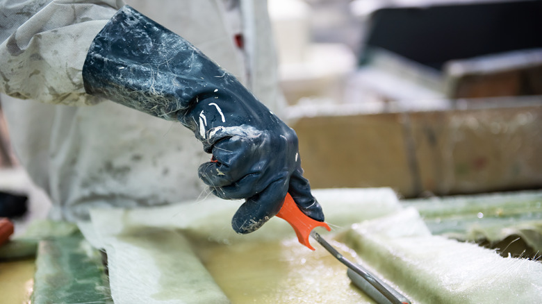 Work glove with fiberglass fibers