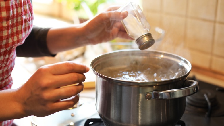   Salz in kochendes Wasser geben