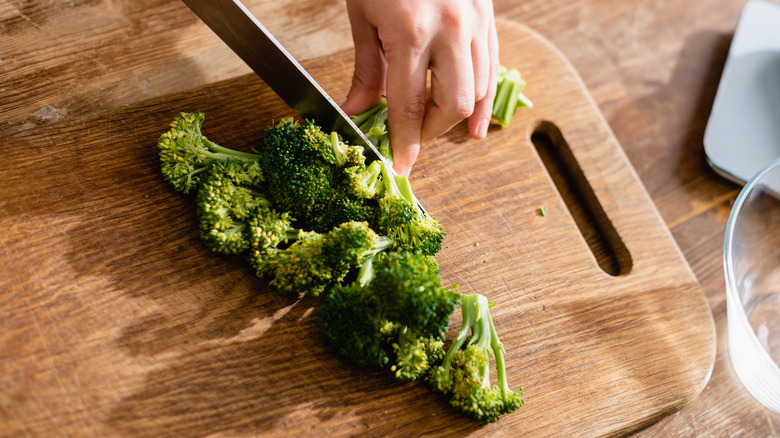   hakke broccoli på træplade