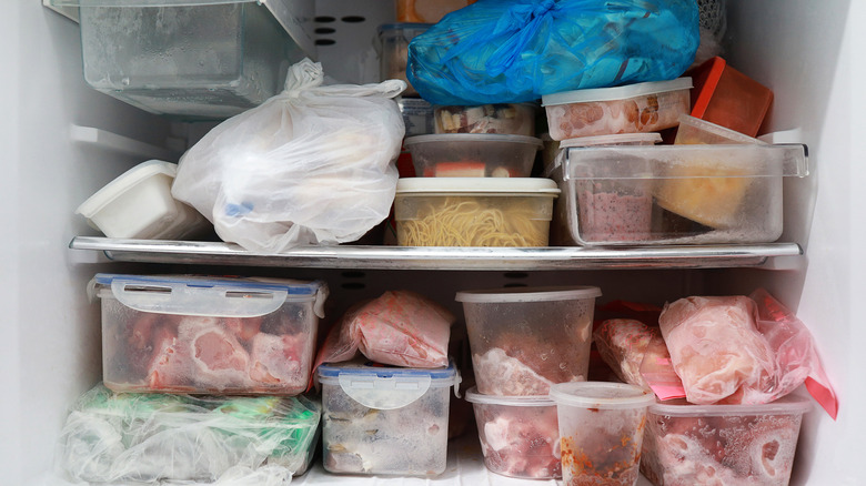  šaldytas maistas konteineriuose ir maišeliuose