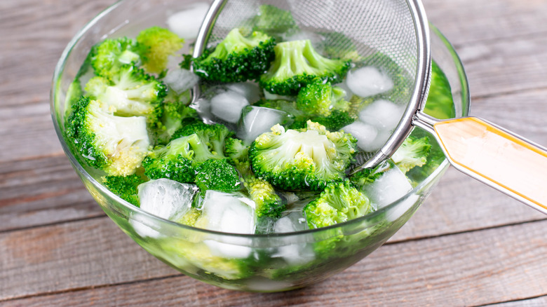   broccoli in bagno di ghiaccio