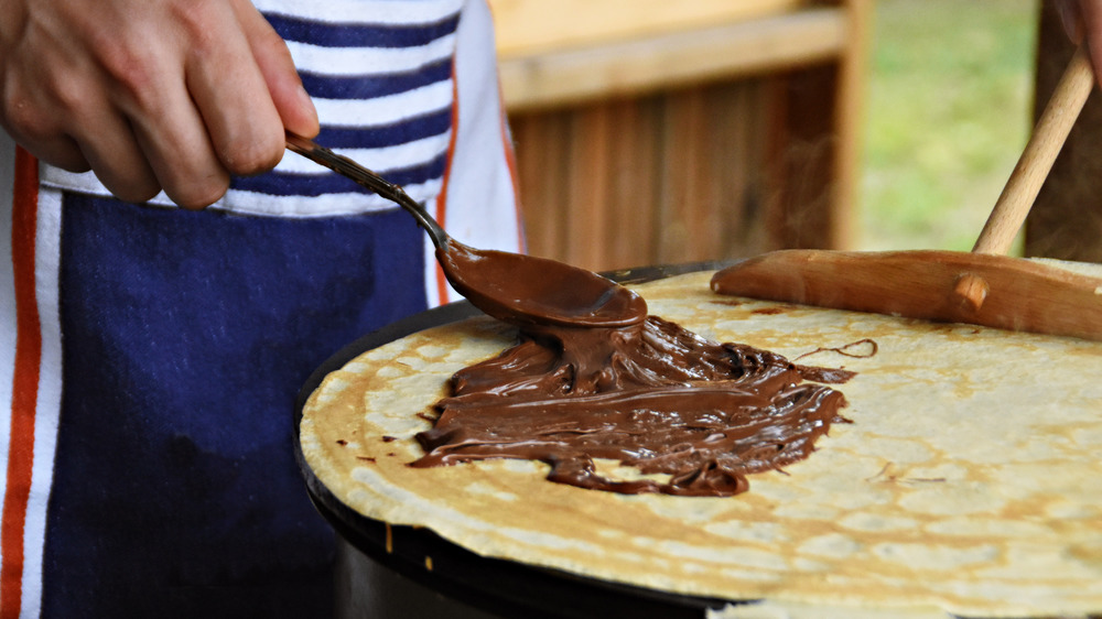 Cooking a crepe with Nutella