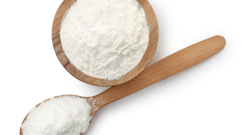 Corn starch in bowl, spoon