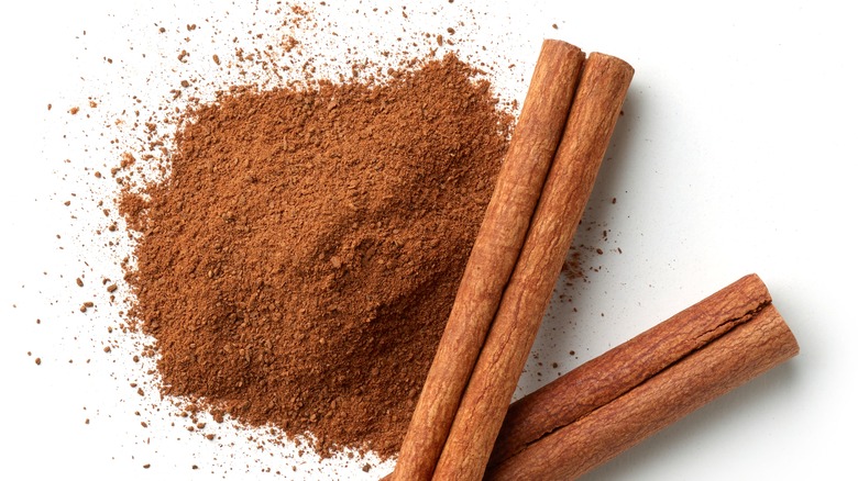 Cinnamon sticks and powder
