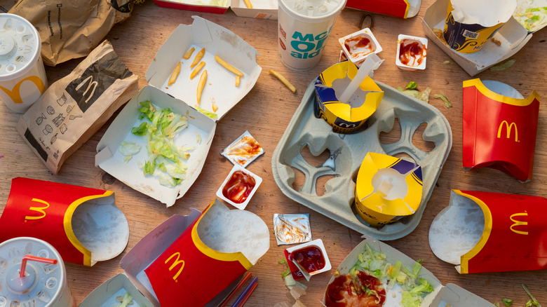 Un sacco di spazzatura da un ordine di McDonald