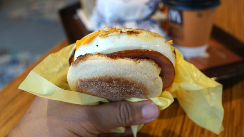 มีคนถือ McDonald's Egg McMuffin