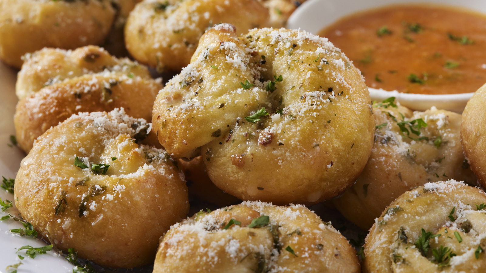 <a href="https://www.mashed.com/1743823/mistakes-homemade-garlic-knots/" target="_blank">Mistakes Everyone Makes With Homemade Garlic Knots</a>