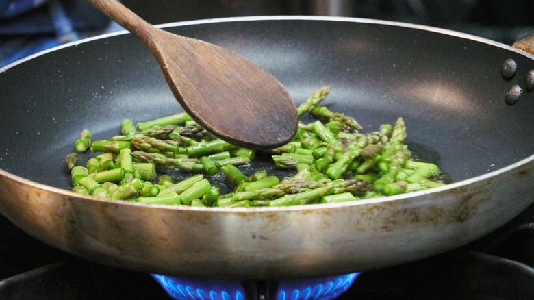 cooking asparagus in nonstick pan