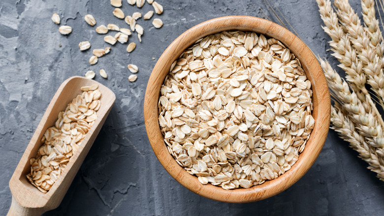Dry oats in bowl