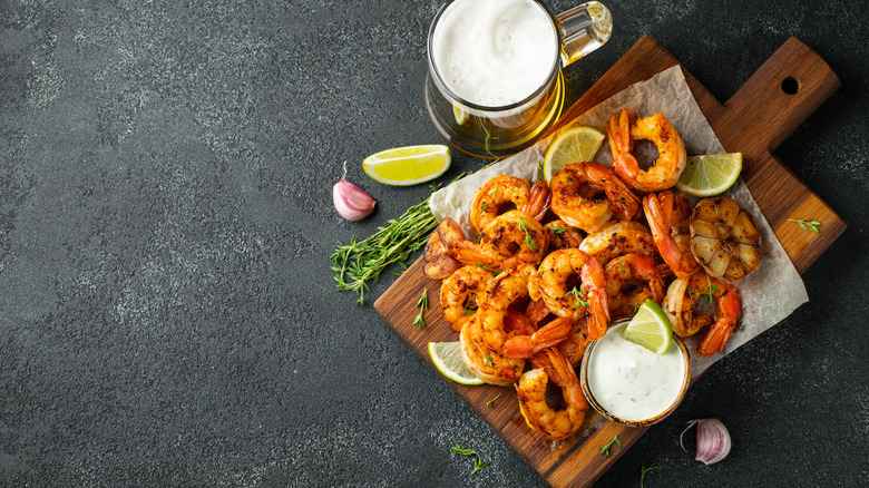 cooked shrimp with beer and lime