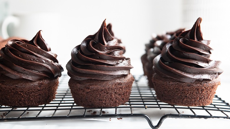 cupcakes on cooling rack