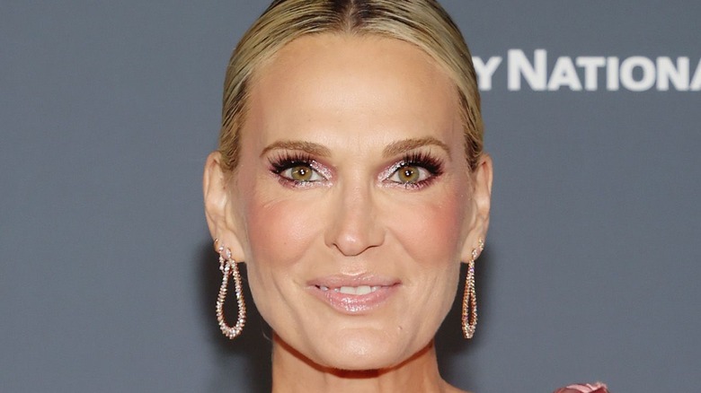 Molly Sims wearing earrings on red carpet