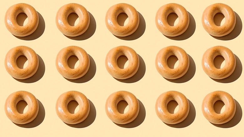 Rows of plain bagels on neutral background