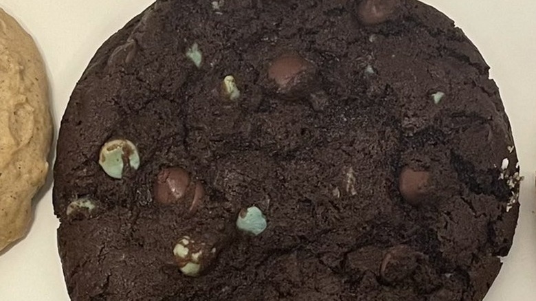 Midnight Mint Crumbl cookie