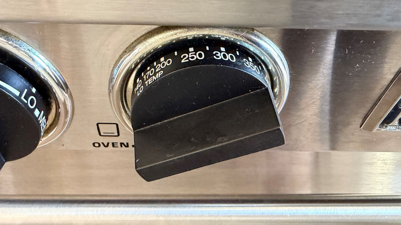 Oven temperature knob turned to 275 F