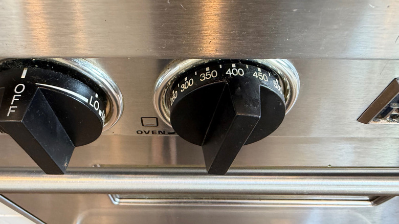 Oven temperature knob set to 400 F