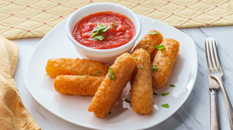 mozzarella sticks with marinara sauce