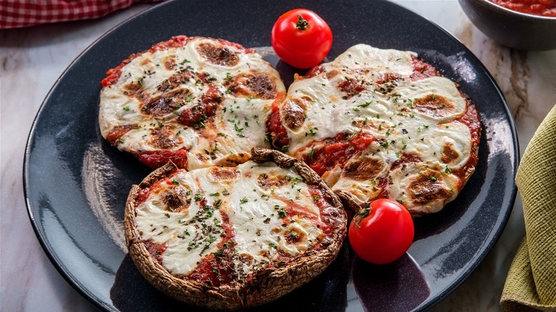 mushrooms pizzas