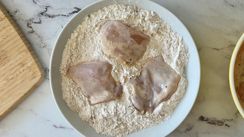 Chicken thighs in flour