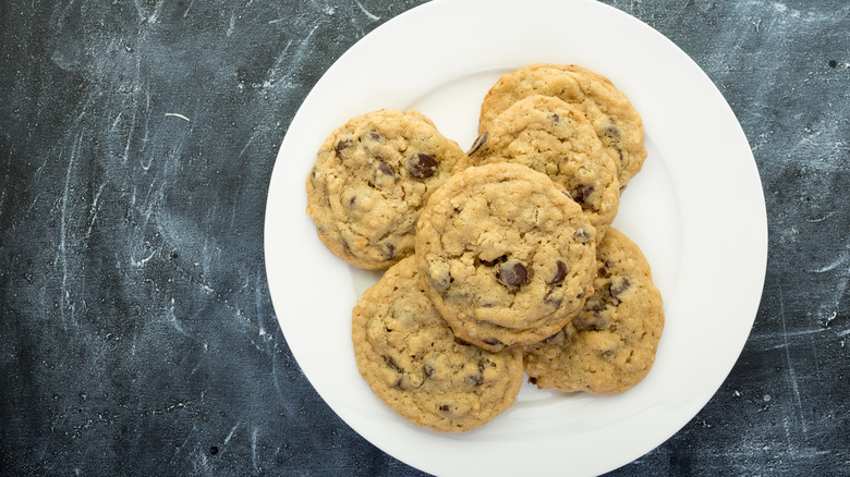 plate of Nestle Toll House cookies