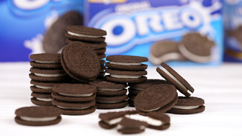 A pile of Oreo cookies