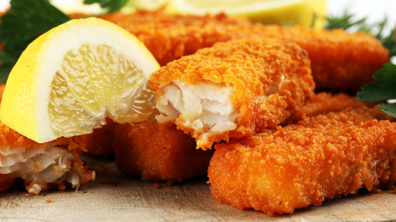 Breaded fish fillets with lemon